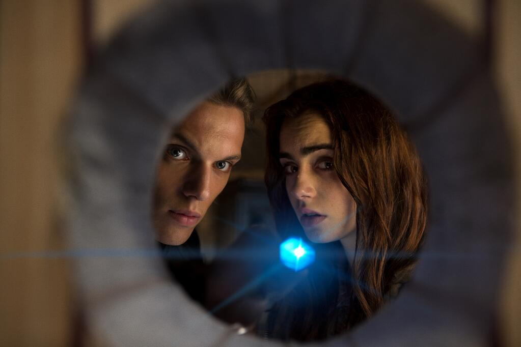 Jace (Jamie Campbell Bower) and Clary (Lily Collins)