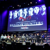 SHADOWHUNTERS - The cast and producers of Freeform's "Shadowhunters," are featured at the COMIC CON Convention at the Jacob Javits Center in New York City on October 8, 2016. (Freeform/Lou Rocco) DARREN SWIMMER (EXECUTIVE PRODUCER), TODD SLAVKIN (EXECUTIVE PRODUCER), ALBERTO ROSENDE, DOMINIC SHERWOOD, KATHERINE MCNAMARA, EMERAUDE TOUBIA, MATTHEW DADDARIO, HARRY SHUM JR., ISAIAH MUSTAFA, MCG, CASSANDRA CLARE, ANDY SWIFT
